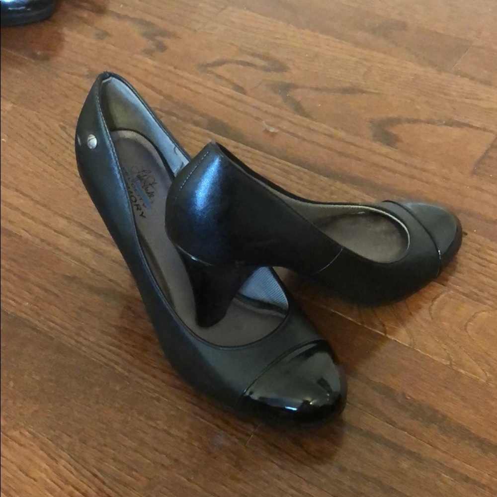 Size 7 great everyday heels